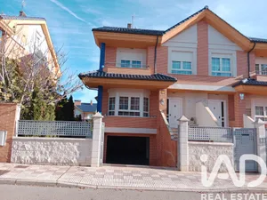 Semi-detached house in Villaquilambre