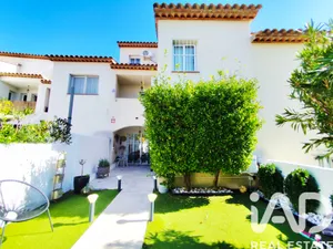 Casa adossada a Sant Pere de Ribes