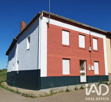 Casa de poble a Pajares de los Oteros