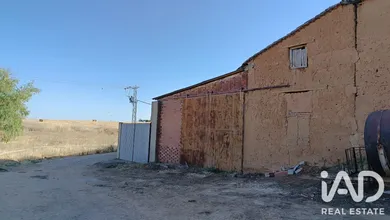 Edificio en Fuentes de Carbajal