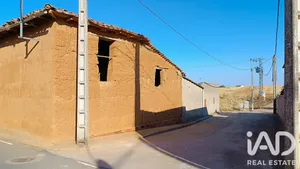 Edificio en Fuentes de Carbajal