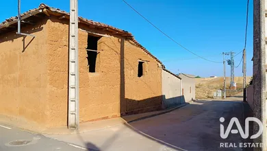 Edificio en Fuentes de Carbajal