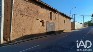 Edificio en Fuentes de Carbajal