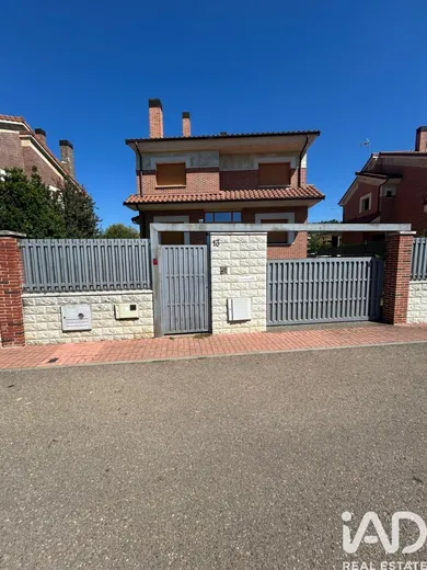 Maison à Carbajal de La Legua